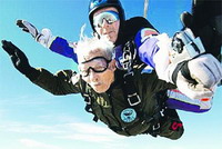 ветеран отметил свое 90-летие прыжком с парашютом